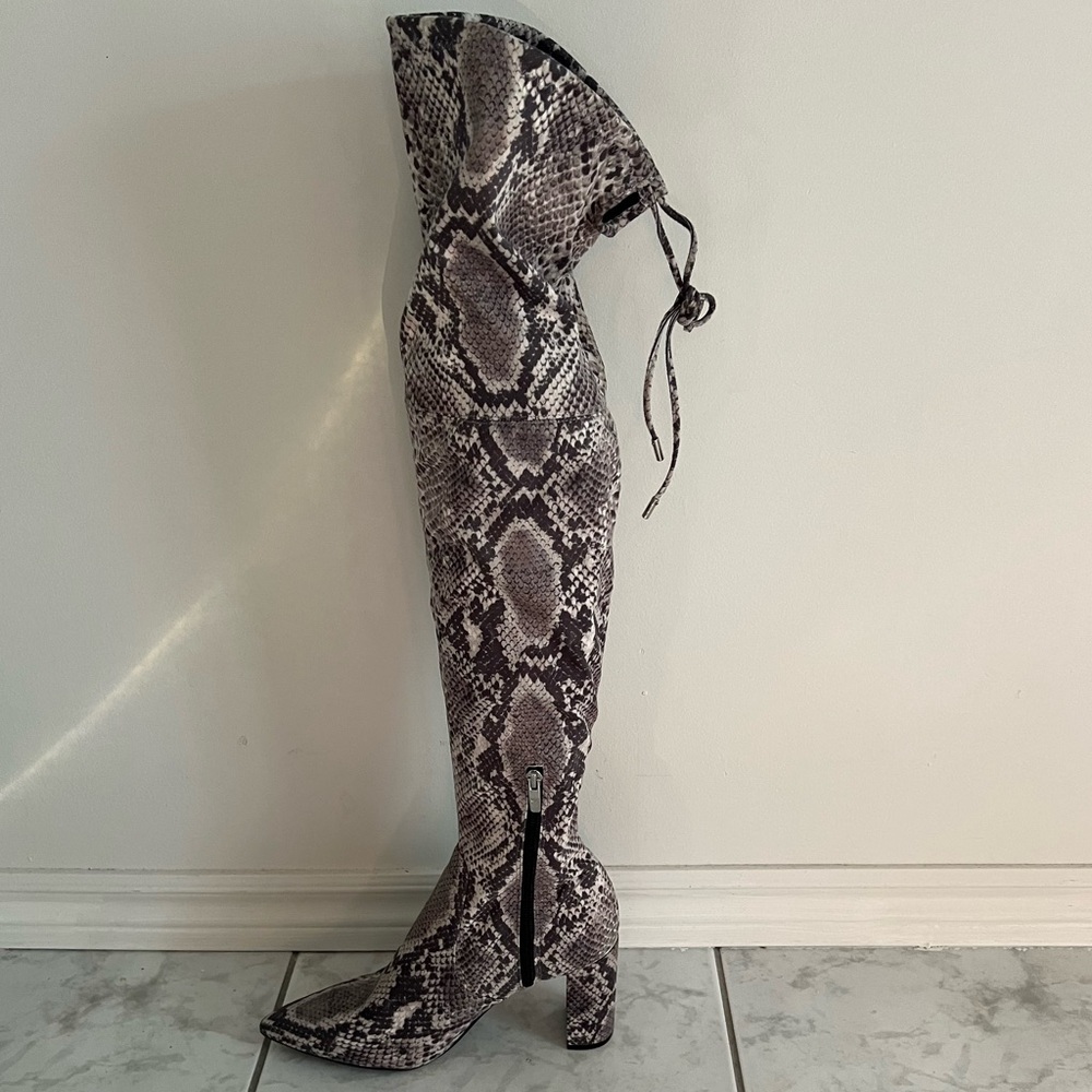 Brand new in box 9.5 size over knee snake animal print boot